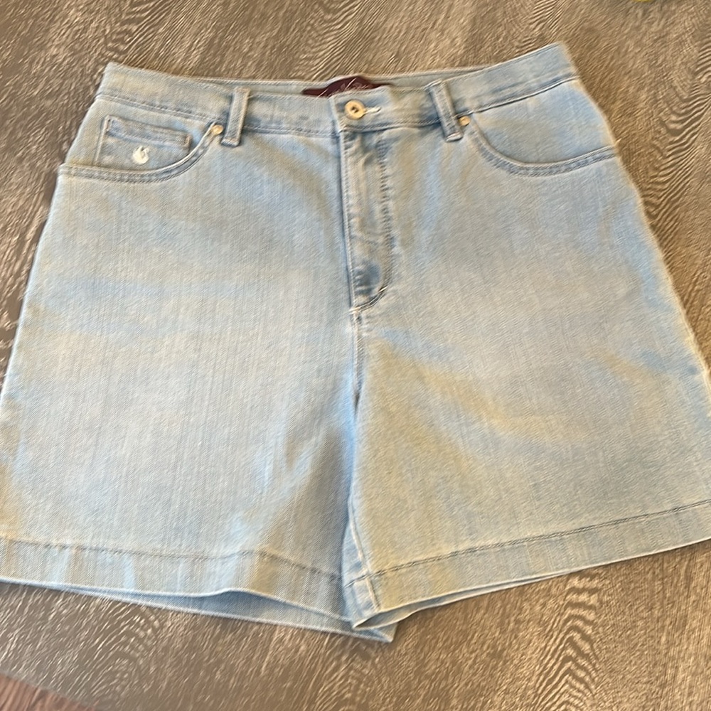 Gloria Vanderbilt Amanda Faded Denim Embroidered Pockets Shorts Size 10